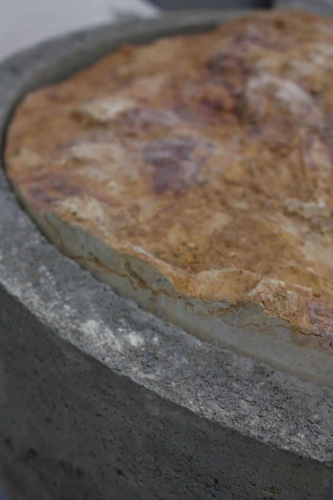 Mort-terrain (détail), pierre de Corton, métal et acier, 70x70x160cm, 2019. Produit dans le cadre de la résidence Excellence des Métiers d'Art soutenue par la DRAC Bourgogne-Franche-Compté et accompagnée par Les Ateliers Vortex.