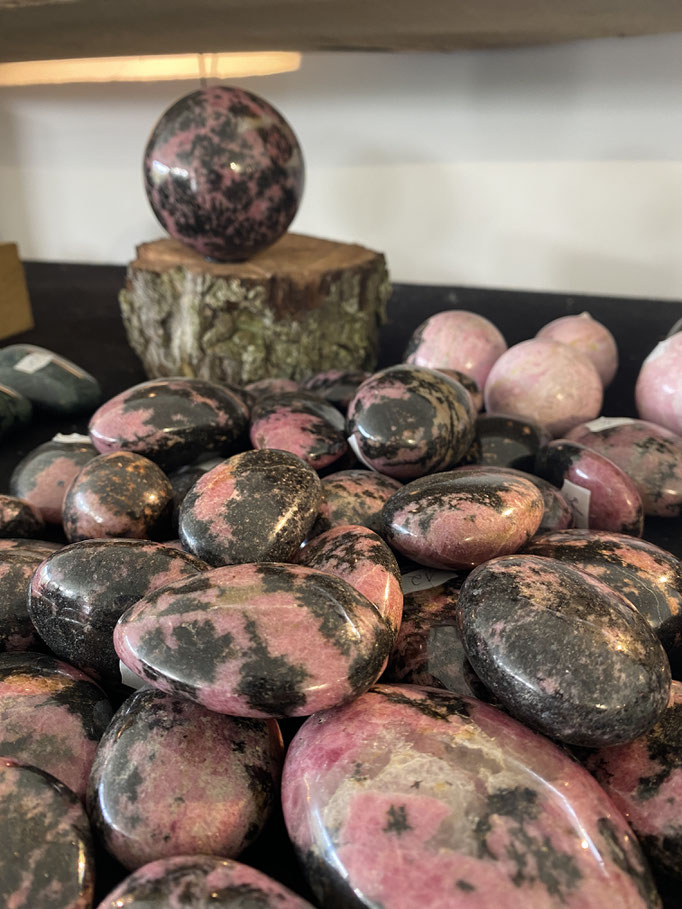 Rhodonite - Nimalaé - Lithothérapie et boutique de pierres et cristaux