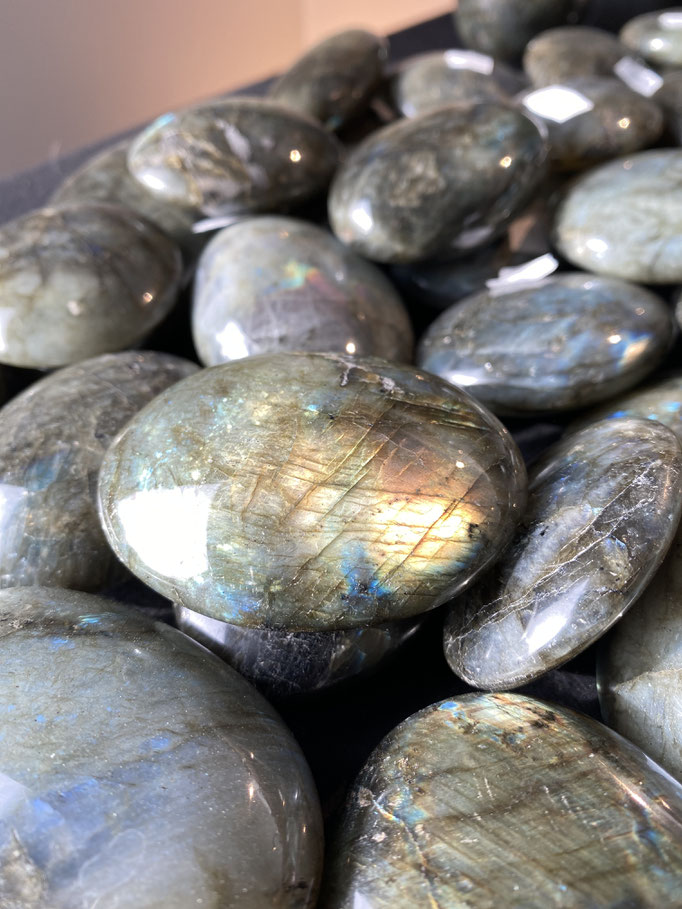 Labradorite - Nimalaé - Lithothérapie et boutique de pierres et cristaux