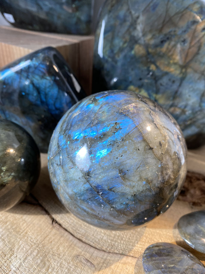 Labradorite - Nimalaé - Lithothérapie et boutique de pierres et cristaux