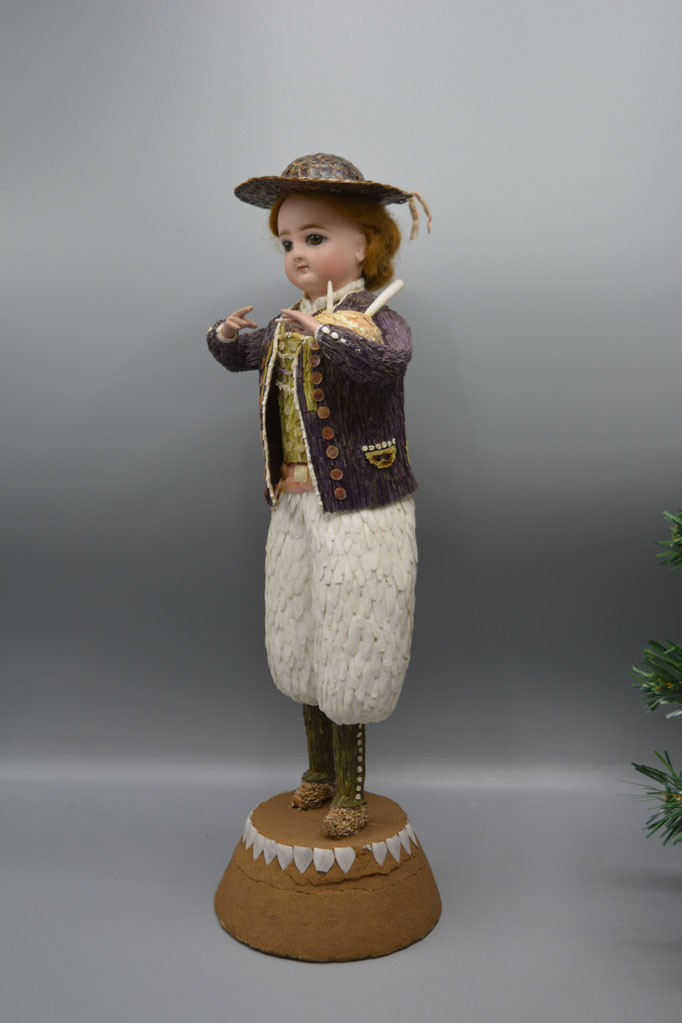 Rare 1880 shells doll with jumeau head 15" tall; Rare Poupée recouvert de coquillages tête Jumeau 38 cm