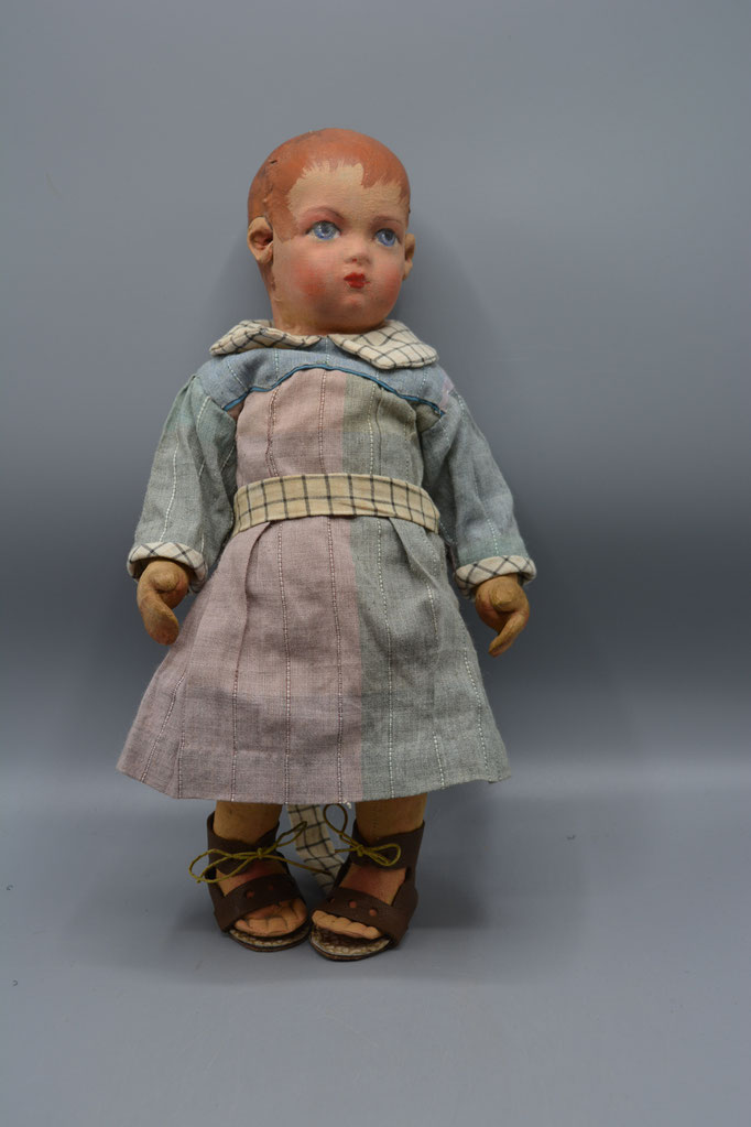 Curious mystery cloth doll 14 1/2" tall; Poupée en tissus de fabricant inconnu 37.5 cm