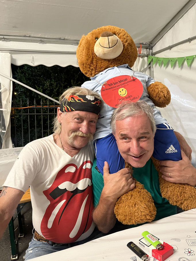 Massi, das Maskottchen von Glärnischmassagen (physioglarus.ch) ist allseits beliebt! Selfies mit Peter und Fritz..