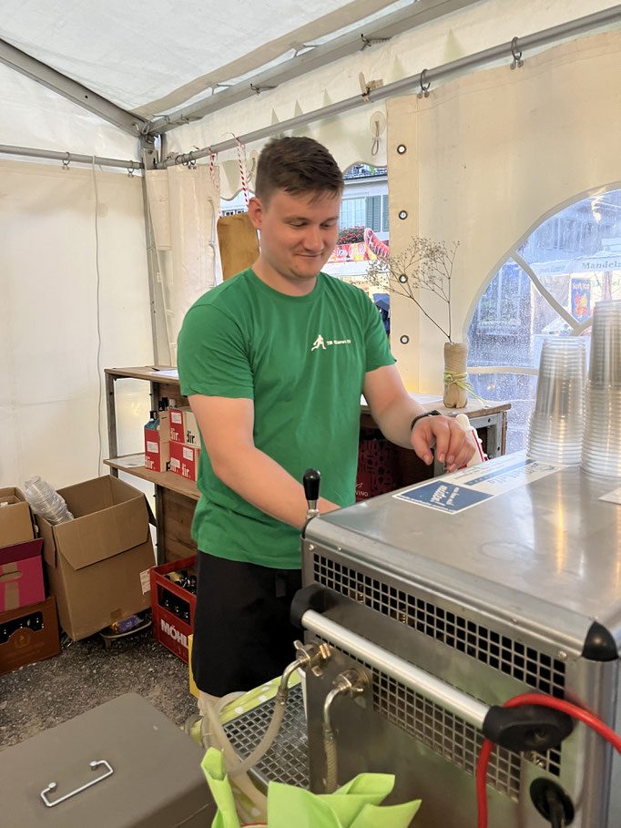 Mario zapft Bier