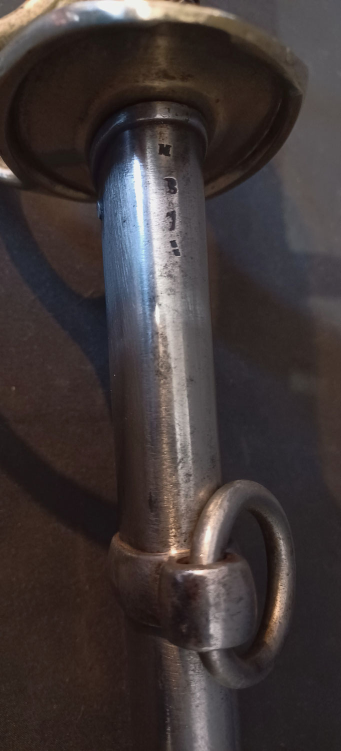 sabre de cavalerie légère modèle 1822 modifié 82 vue des poinçons sur le fourreau 