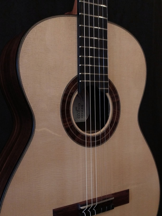 Konzertgitarre aus dem Gitarrenbaukurs. Fertiges Instrument. Fertigen Sie Ihr ganz eigenes Instrument selbst unter fachkundiger Anleitung.
