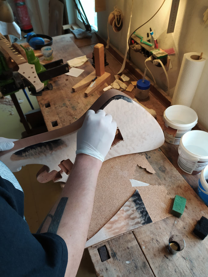 Heavys "H666Y" während der Arbeit. Fertigen Sie Ihr ganz eigenes Instrument selbst unter fachkundiger Anleitung.