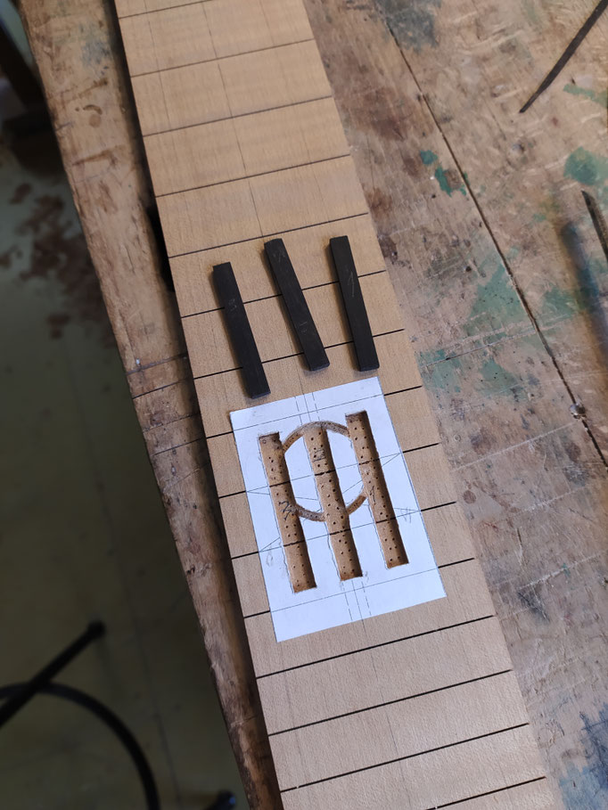 Custom Inlay für die "H666Y" während der Arbeit. Fertigen Sie Ihr ganz eigenes Instrument selbst unter fachkundiger Anleitung.