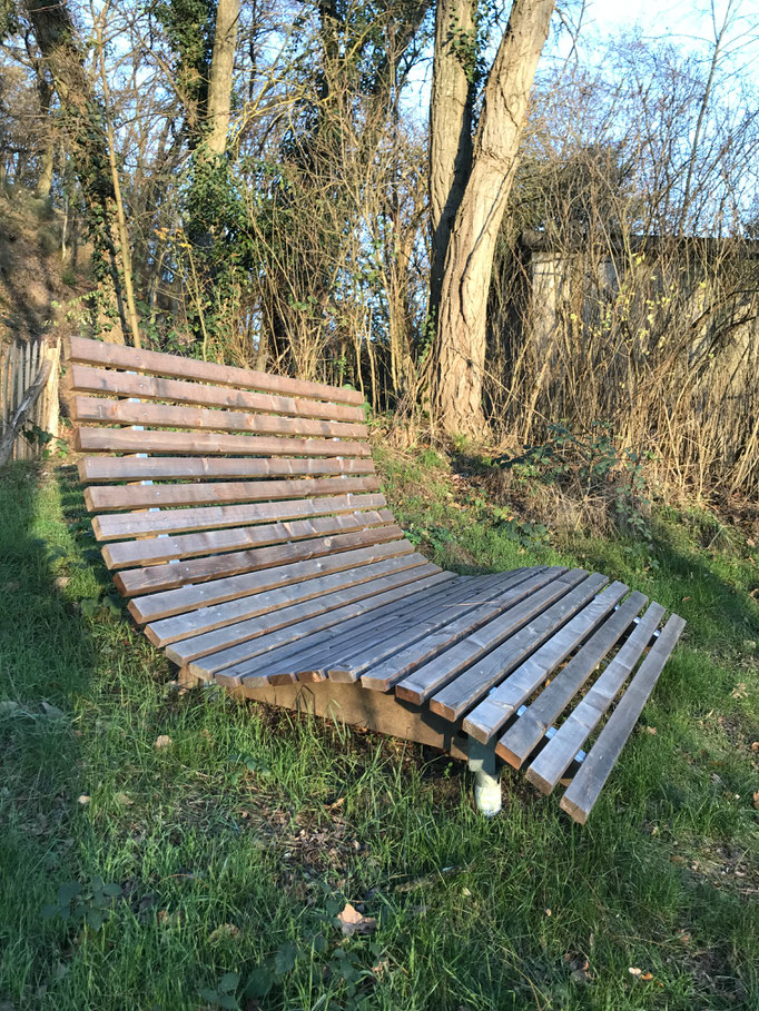Relaxliege im Robinien-Garten mit Blick über das Dorf (Baustellenfoto).