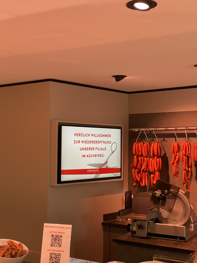 Die neuen Displays der Filiale heißen alle Gäste und Kunden herzlich Willkommen!
