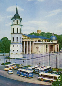 Vilnius. XVIIIa. architektūros paminklas-buv.Katedra. dab. Paveikslų galerija (1980) Nuotr. A. Andrejevo / An 18th c. architectural monument, former Picture Gallery, now Cathedral (1980). Architect L.Stuoka-Gucevičius. Photo by A. Andrejevas