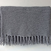 Handgestrickte Tagesdecke im Kraus Strickmuster, mit klassischem Design und weicher Textur