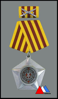 Vorderseite Kampforden"Fur Verdienste am Volk" Band in unterschiedliche Farbtonwerten !!! diese Ausführung 1966-1973  Silber.