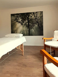 Behandlungsraum der Praxis für Körperarbeit in Heide – ruhige Atmosphäre für manuelle Therapie