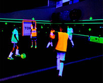 bad lippspringe-schwarzlicht-fussball-soccer-kindergeburtstag