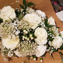 Trauer Liegestrauß weisse Rosen Blumenhuette München