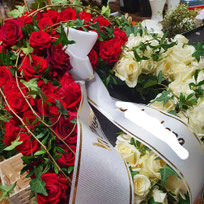 Trauer Herz rot weiss Rosen Muenchen Sendling