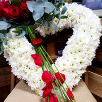 Trauer offenes Herz weiss rote Rosen Blumenhuette Harras