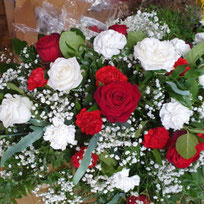 Bukett Trauer rot weiss Rosen Nelken Muenchen Harras