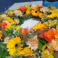 Rundgesteckter Kranz gelb sonnig Gerbera