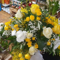Bukett Gesteck gelb weiß Mimose Trommelschlegel Frühling Muenchen Harras