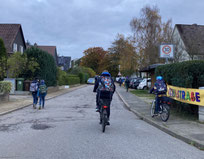 Entspannt zur Schule dank Schulstraße (hier noch während der Schulstraßen-Aktionen. Foto: NABU Preetz-Probstei).