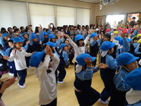 お魚のダンスも見よう見まねでおおはしゃぎ