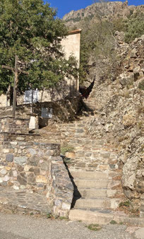 Chemin d'accès à la Funtana vecchja - Lieu-dit Petroghju - Avec le calvaire marquant la fin du village