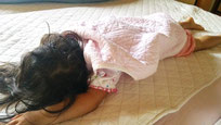 3歳になる娘。やっぱり何も掛けて寝ていないけど、パシーマが守ってくれるから、私は隣でグッスリ寝ています。