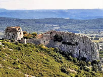 Les ruines du Castellas adossées à l'éperon rocheux 