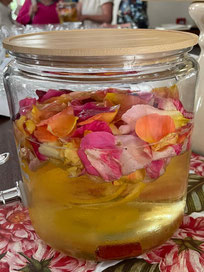 Die fertige Rosenbowle...