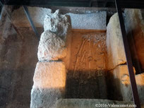 Los restos de las columnas, junto con otros elementos arquitectónicos, ayudan a comprender la disposición y la monumentalidad del corazón de la ciudad romana original.