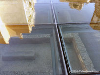 Desde la calle y a través del techo de cristal transparente, podemos ver las ruinas de la antigua ciudad antigua de Valentia en el centro Arqueológico de la Almoina.