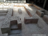 Época romana imperial: El centro de la ciudad romana con la curia, la basílica y el pórtico del foro.