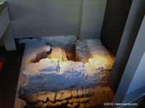 En L'Almoina, Valencia, se encuentran varios pozos, siendo los más notables un pozo votivo fundacional del siglo II a.C. y las ruinas de pozos de la época romana.
