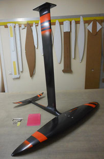 Wingfoil aeromod V2 noir et orange, monté, dans l'atelier