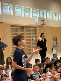 Jonglieren macht Schule im Schulhaus Hasel in Spreitenbach Kanton Aargau