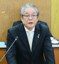 施政方針演説をする外間町長=10日午前、町議会