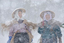 雪の里の女性たち／関根　正明