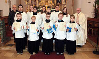 Pastoralreferent Martin Kowalski (hinten, links) und Ruhestandspfarrer Raimund Arnold mit den neuen Ministranten.