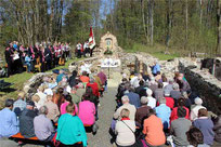 Zahlreiche Gläubige versammelten sich zum Gedenkgottesdienst in den Mauern der rekonstruierten Kirche in Grafenried. Unter ihnen waren viele Vertriebene.