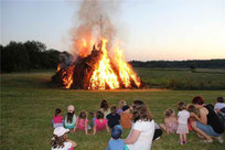 Große und kleine Gäste blickten fasziniert ins Feuer.