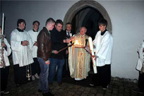 Pfarrer Raimund Arnold entzündete in Ast die Osterkerze.