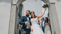 Christoph Ruhland und seine Frau Isabella (geb. Ederer) nach der Trauung in der Aster Kirche. Foto: Thomas Pfeiffer