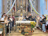 Der Kinder- und Jugendchor gestaltet den Gottesdienst musikalisch. 