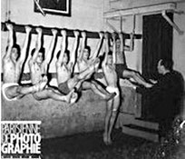 Enfants faisant des exercices aux barres