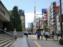 貿易センタービルを通過し、東京タワーに向かってまっすぐ大門交差点に向かう。芝離宮や浜離宮や芝公園や日比谷公園なども歩いてすぐの距離にあります。