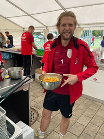 Die Spieler der Aktivmannschaften haben tatkräftig mitangepackt.