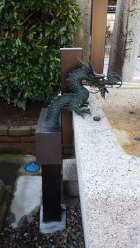 神社水飲み場龍吐水龍口