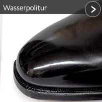 Schwarze Schuhspitze mit Wasserpolitur